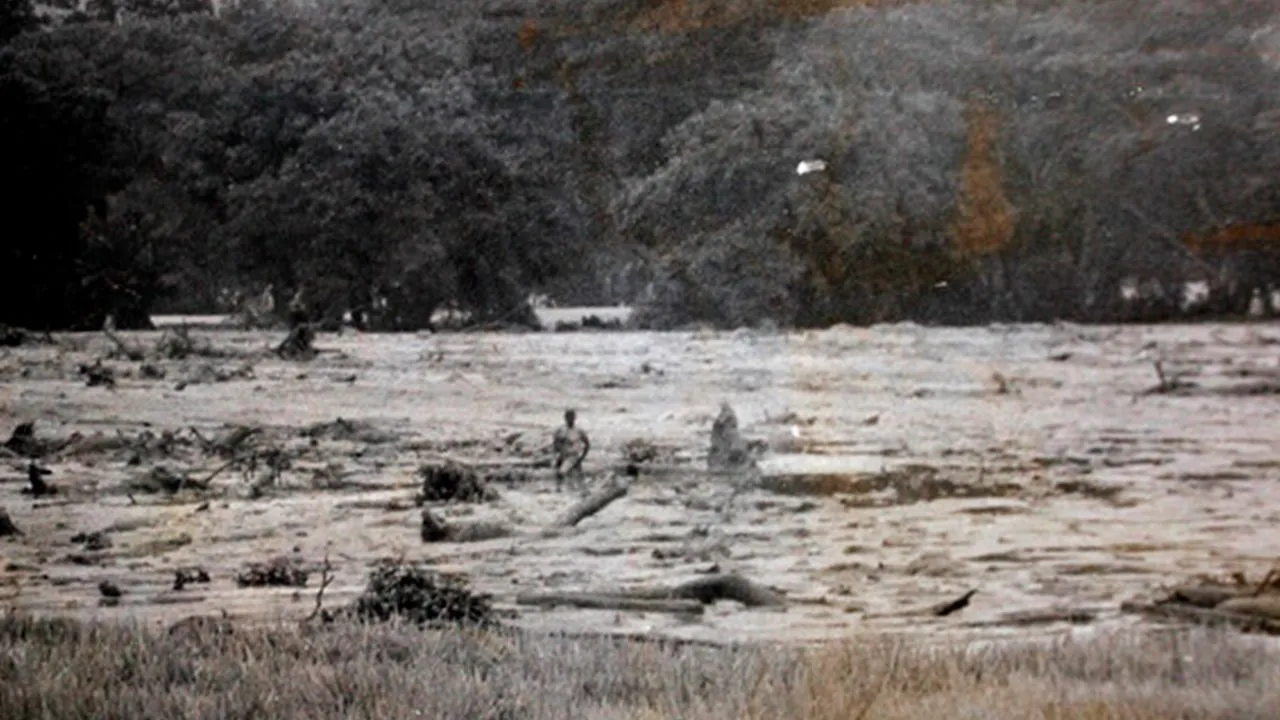 Lahar llevándose todo a su paso - Tragedia de Armero